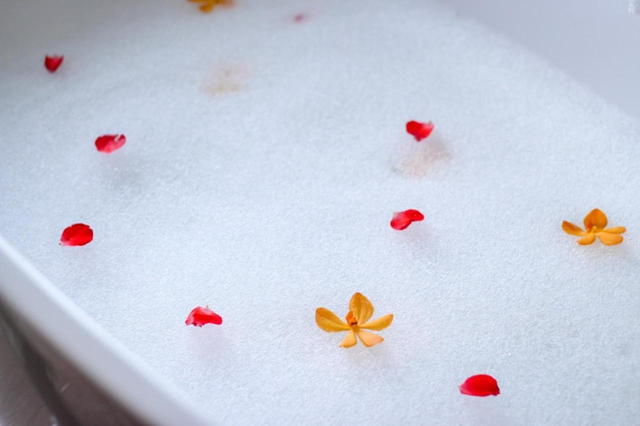 The Shore At Katathani - Adult Only - Sha Extra Plus Екстериор снимка A bubble bath