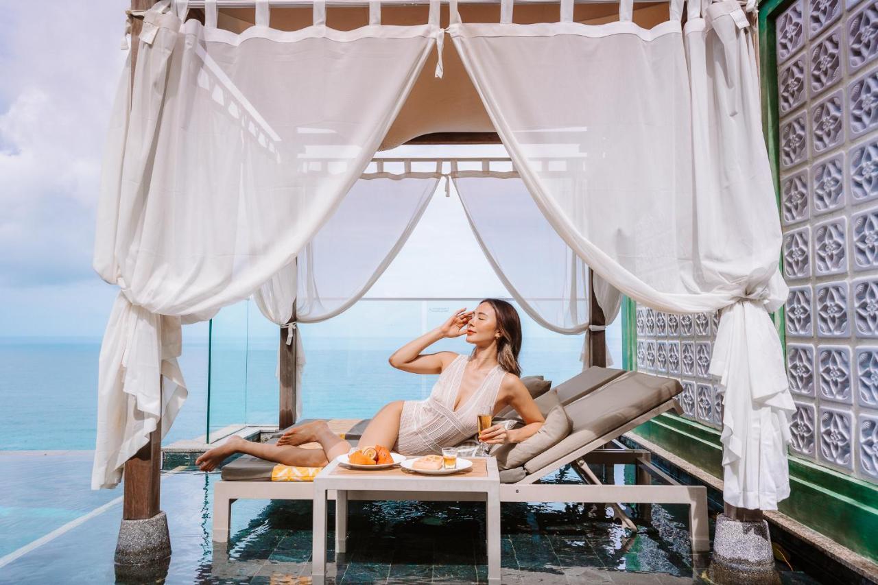 The Shore At Katathani - Adult Only - Sha Extra Plus Екстериор снимка A woman sunbathing